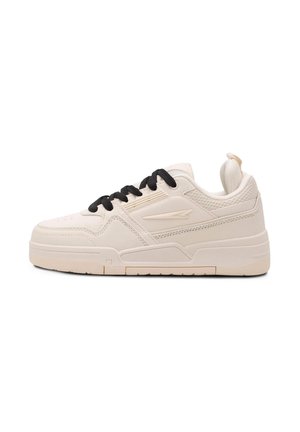 Krém színű sneaker sima bőr felsőrésszel, texturált részletekkel, fekete cipőfűzőkkel és vastag talppal, az oldalon pedig egy diszkrét design részlet található.