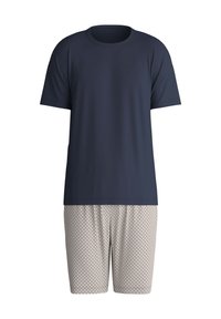 Marineblauwe T-shirt met korte mouwen en een ronde hals, gecombineerd met beige shorts met een patroon van kleine rode diamantvormen.