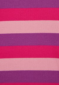Prúžkovaný textil s striedavými pásmi tmavej purpurovej, svetlej purpurovej, ružovej a bledoružovej. Tkanina má rebrovanú textúru.