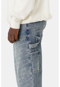 Helle blaue Denim-Jeans mit einem leicht verblassten Finish. Verfügt über mehrere Taschen und einen lässigen Schnitt. Das Material wirkt strapazierfähig mit sichtbaren Nähten.