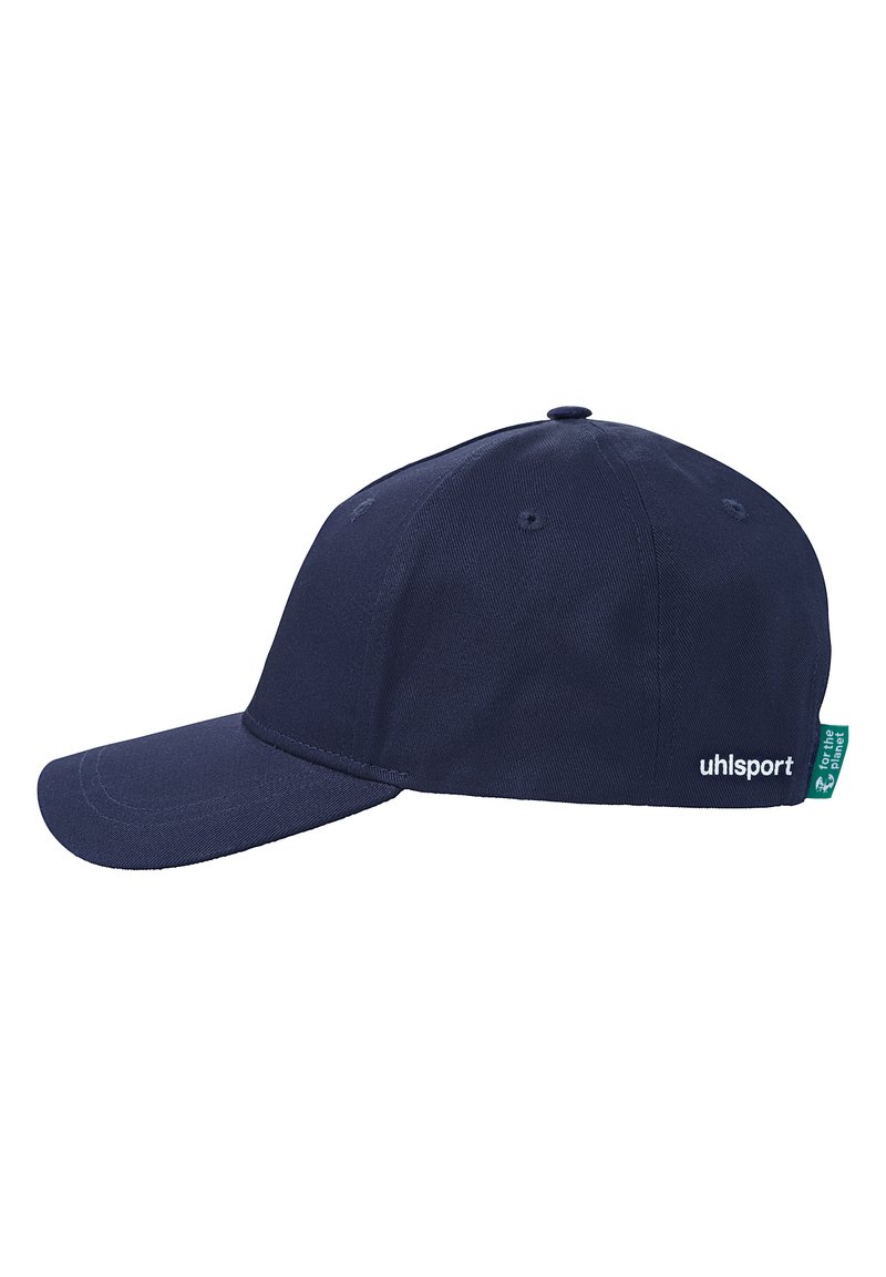 Marineblå baseballcap lavet af struktureret stof med en buet skygge. Har et logo og en grøn accentlabel på bagsiden.