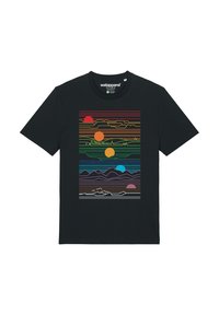 Schwarzes Baumwoll-T-Shirt mit einem mehrfarbigen Linienstil-Design von Sonne und Bergen sowie horizontalen Streifen in Rot, Orange, Grün, Blau und Weiß.