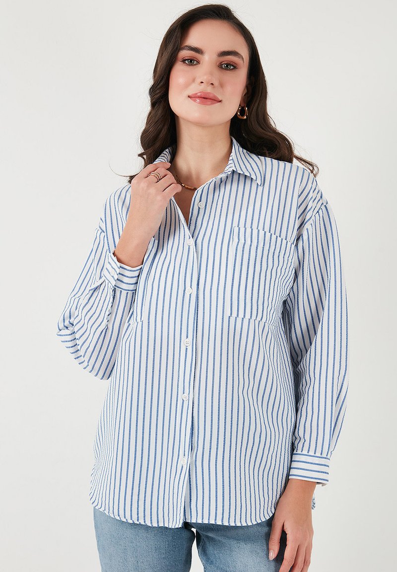 Blau-weiß gestreiftes Button-Down-Hemd mit Kragen, zwei vorderen Taschen und lockeren Ärmeln, aus leichtem Stoff gefertigt.