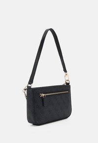 Czarna torebka o teksturowanej powierzchni z złotymi elementami. Posiada regulowany pasek, zamek błyskawiczny oraz przednią kieszeń na zamek.