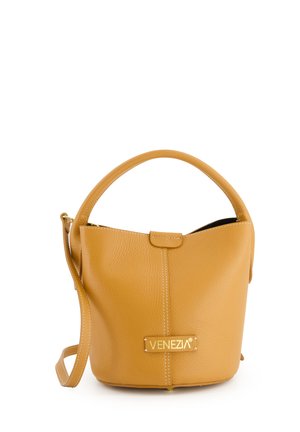 Gelbe Lederhandtasche mit texturiertem Finish, rundem Griff, abnehmbarem Schulterriemen und goldfarbenem Logoakzent auf der Vorderseite.