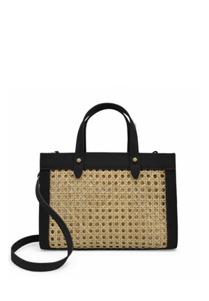 Sac à main rectangulaire à poignées noires avec panneau avant en rotin naturel tressé et bandoulière longue noire amovible.