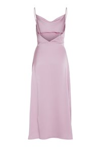 Ljusrosa silkesklänning med draperad halsringning, tunna justerbara band och en mjuk textur, som faller till halva vaden med en smidig silhuett.