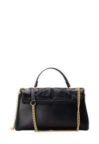 Borsa a spalla in pelle nera con una forma strutturata, manico superiore e tracolla a catena. Presenta dettagli trapuntati e accenti in hardware color oro.