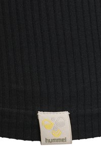 Tissu côtelé noir avec une étiquette rectangulaire blanche montrant un logo d'abeille jaune et gris et le mot « hummel » en bas.