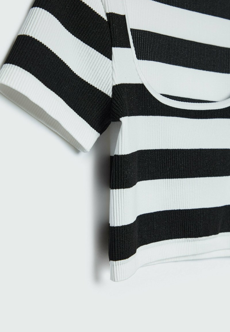 Damen T-Shirts | Stradivarius NAHTLOSES MIT KASTENFÖRMIGEM AUSSCHNITT T-Shirt print white/weiß - JX52240 Damen T-Shirts | Stradivarius NAHTLOSES MIT KASTENFÖRMIGEM AUSSCHNITT T-Shirt print white/weiß - JX52240