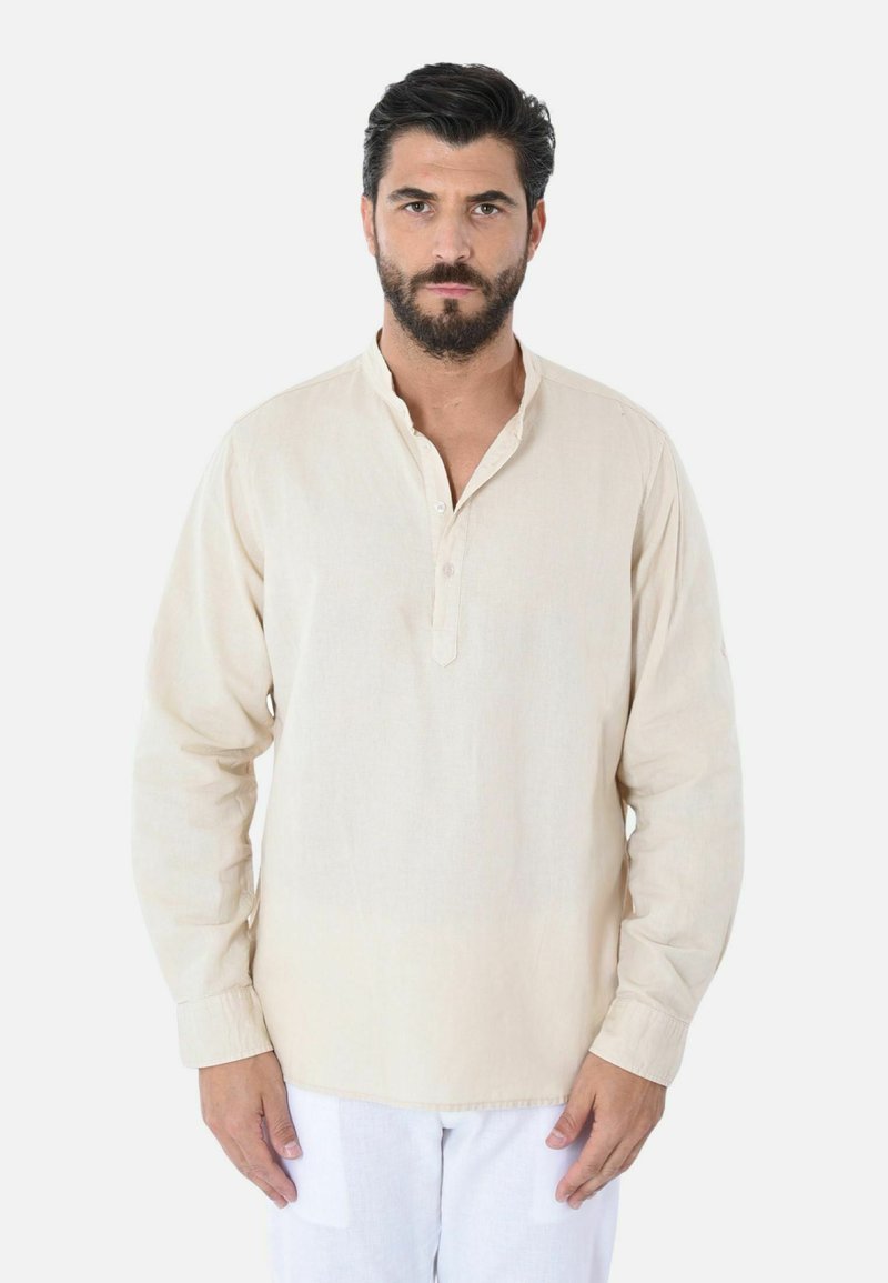 Camicia beige a maniche lunghe con patta dei bottoni e colletto aperto, realizzata in tessuto leggero; presenta una vestibilità rilassata e maniche con polsini.