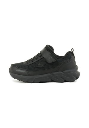 Schwarzer wasserdichter Sneaker mit strukturiertem Obermaterial, gepolstertem Kragen, verstellbarem Riemen und einer dicken, gezackten Sohle für besseren Halt.