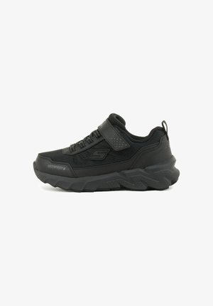 Schwarzer wasserdichter Sneaker mit strukturiertem Obermaterial, gepolstertem Kragen, verstellbarem Riemen und einer dicken, gezackten Sohle für besseren Halt.
