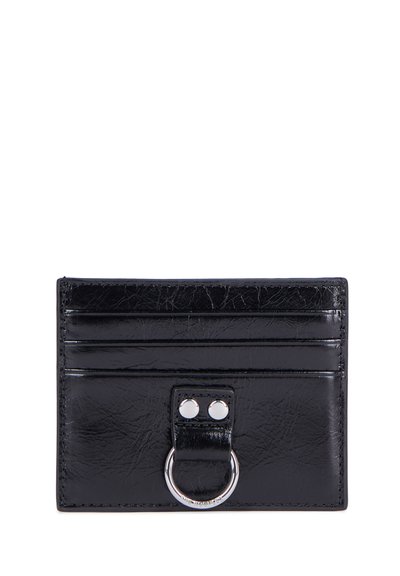 Zwarte leren kaarthouder met zes sleuven en een centrale ringdetail. Voorzien van een textuurafwerking en contrasterende zilveren hardware.