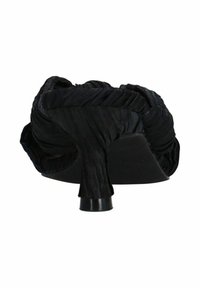 Zwarte hoge hak met geplooide stofdetails op de bovenkant en een slanke hak. Gladde textuur met een matte afwerking.