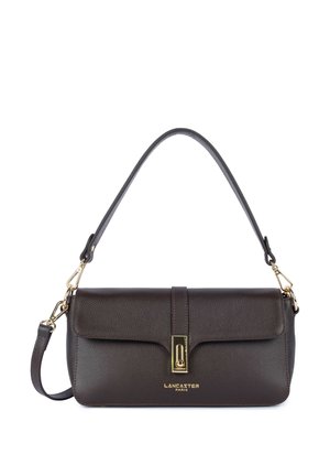 Borsa a mano in pelle marrone scuro con chiusura dorata e due tracolle staccabili, una corta e una più lunga, marchio Lancaster Paris sotto la chiusura.