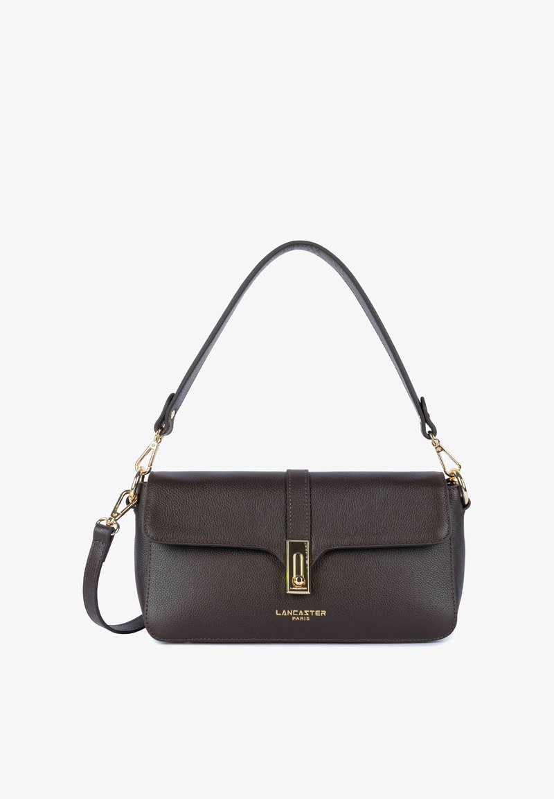 Sac à main en cuir marron foncé avec fermoir doré et deux bandoulières amovibles, une courte et une plus longue, marquage Lancaster Paris sous le fermoir.