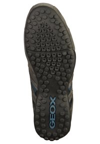 Černá gumová podrážka s velkými kruhovými vzory. Šedá síťovina nahoře s modrými akcenty. Logo "GEOX" v modré barvě na vnějším okraji. Velikost označena jako "41".