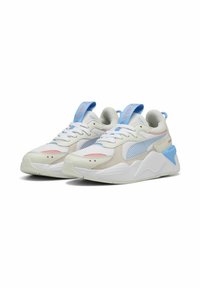 Sneakers med en vit och ljusgrå ovandel, blå detaljer och nätinslag. Utrustad med en vadderad krage och en strukturerad gummisula.