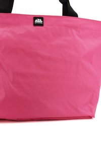 Borsa tote rosa, non testurizzata, con manici neri e patch con logo. Design spazioso adatto a vari utilizzi, caratterizzato da un colore brillante e uniforme.