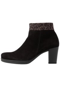 Stivaletto in suede nero con risvolto in stampa leopardata, punta rotonda e tacco a blocco. La suola è texturizzata per migliorare la presa. Presenta cuciture pulite.
