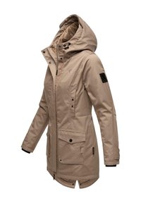 Beige waterdichte jas met capuchon, rits- en knoopsluiting, meerdere zakken aan de voorkant en een gestructureerde binnenvoering. Zwart accent op de mouw.