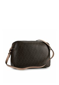 Bruine leren tas met textuur en een herhalend patroon, rechthoekige vorm en verstelbare tan schouderband. Heeft contrasterende stiksels.