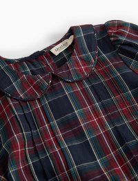 Φόρεμα με γιακά σε σκούρο ναυτικό και κόκκινο καρό, με πράσινες και λευκές λεπτομέρειες, με πτυχωτή υφή και ετικέτα που αναγράφει "MarMar."