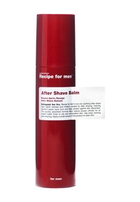 Rode cilindervormige fles met een glanzende afwerking. Witte label met de tekst "After Shave Balm" en de merknaam "Recipe for men." Gladde textuur, minimalistisch ontwerp.
