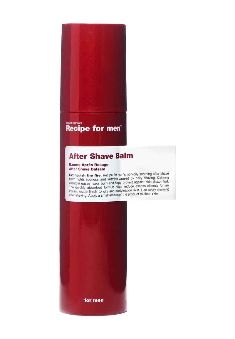 Rode cilindervormige fles met een glanzende afwerking. Witte label met de tekst "After Shave Balm" en de merknaam "Recipe for men." Gladde textuur, minimalistisch ontwerp.