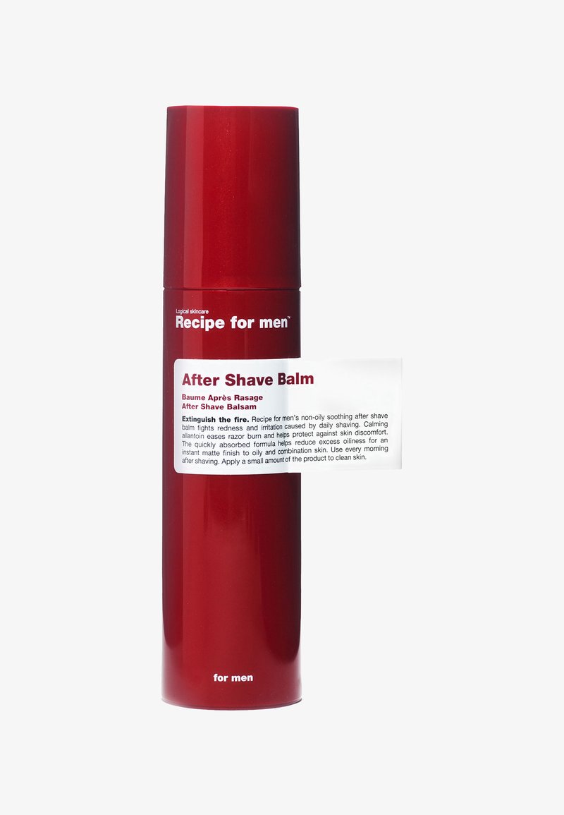 Rode cilindervormige fles met een glanzende afwerking. Witte label met de tekst "After Shave Balm" en de merknaam "Recipe for men." Gladde textuur, minimalistisch ontwerp.