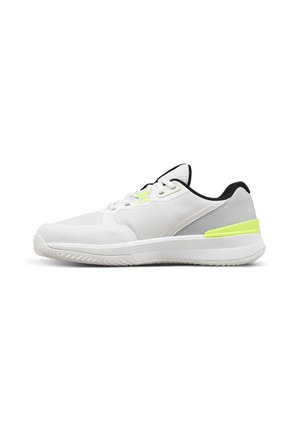 Witte sportsneaker met zwarte voering, neongele accenten en een gestructureerde zool, zijaanzicht op een witte achtergrond.