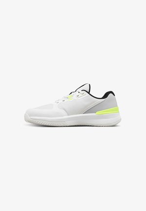 Zapatilla deportiva blanca con revestimiento negro, detalles en amarillo neón y una suela texturizada mostrada de perfil sobre un fondo blanco.