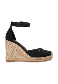 Μαύρο σανδάλι πλατφόρμα με υφασμάτινο επάνω μέρος, ενδιάμεση σόλα τυλιγμένη με γιούτα, λουράκι αστραγάλου με χρυσή αγκράφα και μικρή λεπτομέρεια λογοτύπου στο δάχτυλο.