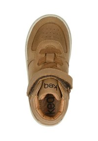 Tan leren sneaker met een rond neustype, geperforeerde details, voorste veters en een klittenbandsluiting. Zachte binnenvoering en rubberen zool.