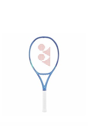 Raqueta de tenis azul con mango blanco y logotipo geométrico rojo en las cuerdas, mostrado sobre un fondo blanco.
