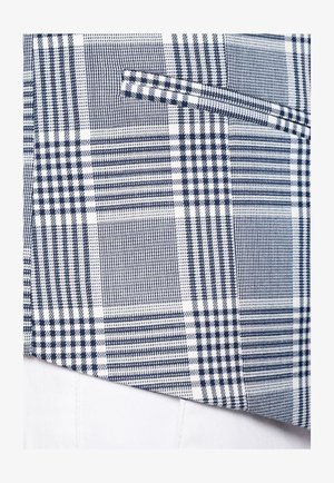 Granatowo-biała tkanina w kratę, z różnymi wzorami w kratkę, o kontrastujących fakturach i gładkiej powierzchni. Zawiera detal w postaci kieszeni.