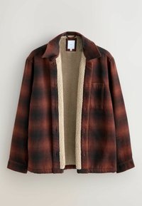 Flanelljacke in rot-schwarzem Karomuster, mit einem weichen beigefarbenen Sherpa-Futter und einer einzelnen Brusttasche. Der Kragenstil verleiht eine strukturierte Detail.