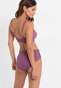 BH und Slips-Set in Mauve, aus strukturiertem Stoff, mit verstellbaren Trägern und dekorativen Spitzelementen auf dem Slip.