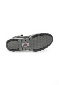 Suola nera di scarpa con motivo di battistrada geometrico, dotata di un bordo imbottito e di un intersuola con un logo distintivo. Superficie di presa texturizzata.