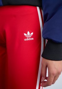 adidas Originals FLARED - Tamprės – kelnės - better scarlet