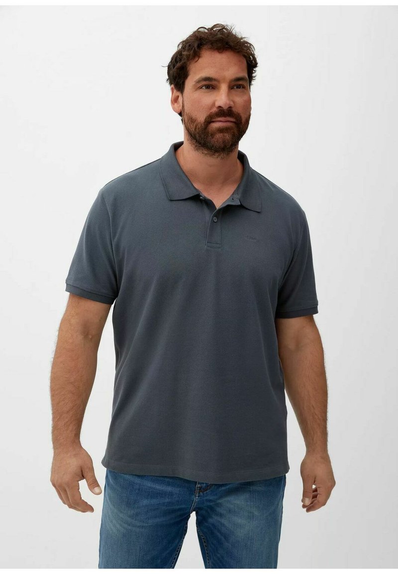 Donkergrijze polo met korte mouwen, drieknoopsluiting en zachte textuur, gedragen met blauwe jeans. Geen zichtbare patronen of accenten.
