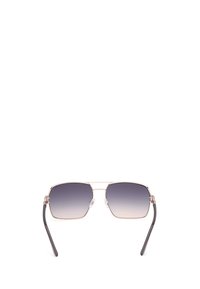 Metallirunkoiset aurinkolasit, joissa on neliönmuotoiset linssit, liukuvärjäys tummasta vaaleaan purppuraan, mustat varret ja koristeelliset sarana-akselit.