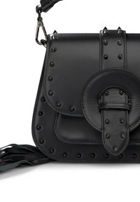 Czarna skórzana torebka z ćwiekowanymi akcentami, zaokrągloną klapą, dużym okrągłym zapięciem oraz frędzlami na pasku na ramię.