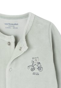 Weiches, hellgraues Baby-Body mit Druckknöpfen und einer kleinen Illustration eines Fuchses, der Fahrrad fährt, mit dem Text "coucou mon bébé".