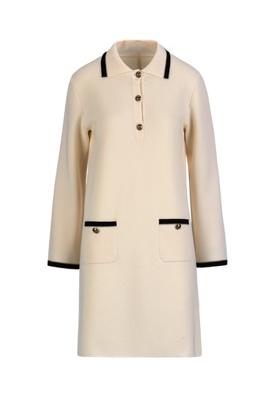 Krémové dlhé rukávy polokošeľové šaty s čiernym lemovaním na golieri, manžetách, dvoch predných vreckách a tromi gombíkmi na prednej légii.