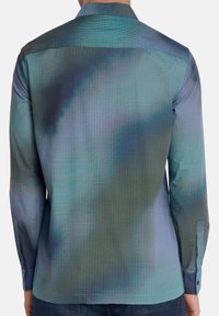 Camicia a maniche lunghe in un tessuto leggero, con un motivo a gradiente blu-verde e una finitura testurizzata, dotata di polsini con bottoni.