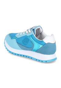 Sneaker azzurro chiaro realizzato in tessuto a rete, suede e materiali sintetici, con una suola intermedia bianca e una suola in gomma blu. Design con lacci e dettagli del logo.