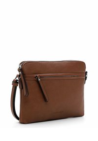 Clutch in pelle marrone con una texture liscia, chiusura con zip e una tasca frontale. Presenta una tracolla removibile e un elegante marchio sul lato.