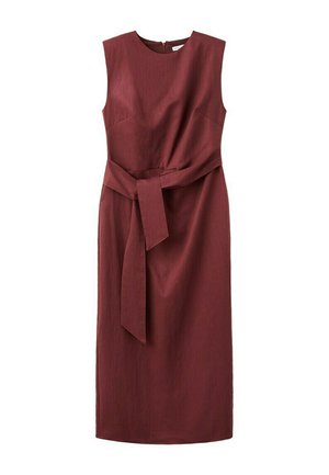 Robe midi sans manches en bordeaux profond avec encolure ronde et large ceinture en tissu nouée à la taille.